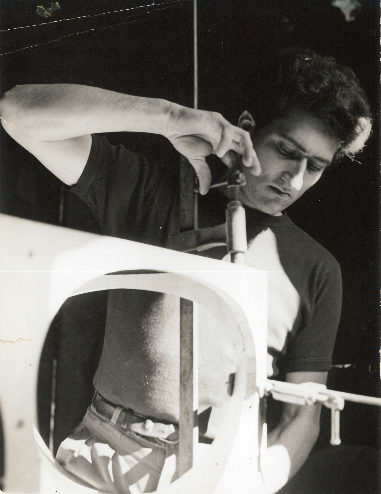 Scultura in legno — Henri Bataille al lavoro