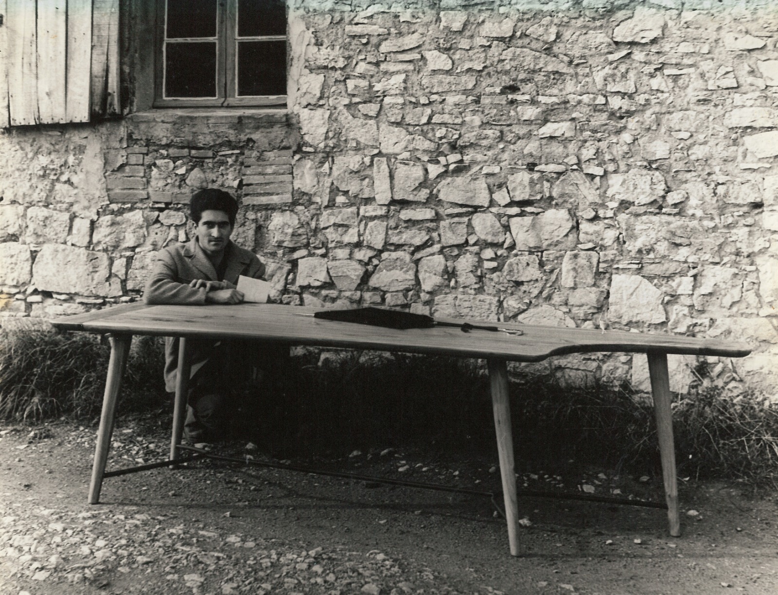 Henri Bataille con uno dei suoi tavoli in legno